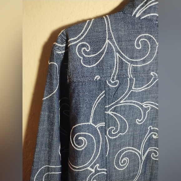 Chicos Top Chambray Embroidered Boho Artsy - Picture 9 of 15